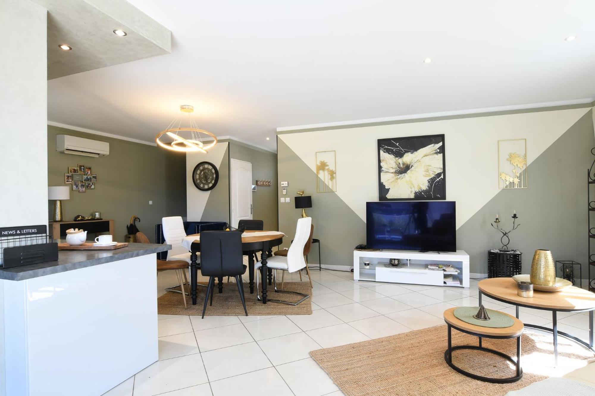 Entre Les Alpilles, La Mer, La Camargue, A Huit Kilometres De Arles ,villa Des Jasmins ,piscine,3 ,climatisation, Wifi Fibre * Raphele